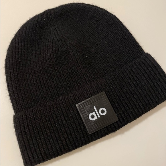 ALO Yoga Black Beanie - Picture 1 of 2